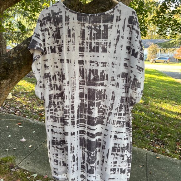 Latched Mama Nest Nursing Tunic in Abstract Slate (Maternity or Nursing Friendly - Picture 3 of 4